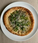 オリーブオイルをベースにした生地に生しらすと野菜をのせ、にんにくと唐辛子でアクセントを効かせたおつまみに最適なピッツァ！