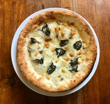 ゴルゴンゾーラ、モッツァレラ、グラナパダーノ、エダムの４種類のチーズを合わせて酸味と甘みをバランスよく味わえるピッツァ。お好みでハチミツをかけてデザートピッツァ風に！