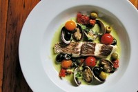 宮城県の市場から届く鮮魚をアサリとトマトとオリーブでシンプルに煮たお魚料理。素材から出る旨味を凝縮したソースにバケットを浸して食べると絶品！
※2名分が目安の量です。(2名以上の人数の場合ご相談ください)
