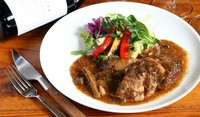 煮込まれてとろりと柔らかくなったお肉から、旨みとコクが口いっぱいに広がります。