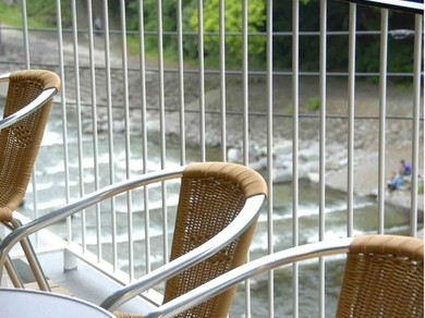 木々の緑がまぶしい季節オープンテラスで箱根でのランチのひと時