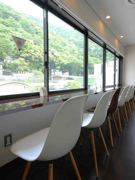 登山電車を眺められるカウンターシート