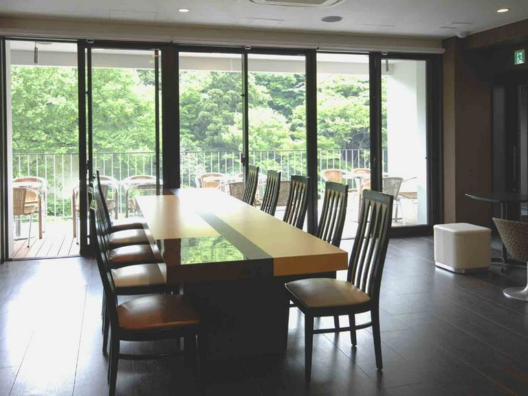 大きな採光のテーブル席