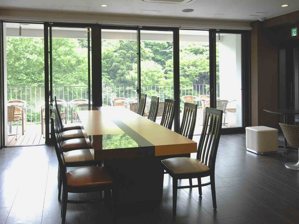 大きな採光のテーブル席