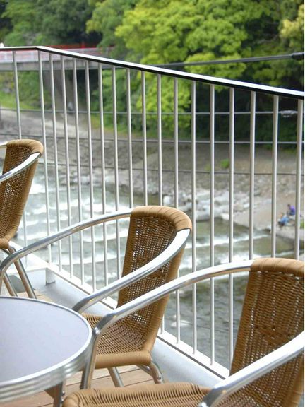 川のせせらぎが聞こえるテラス席