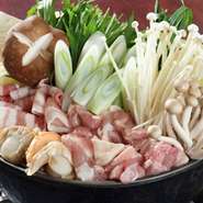 県内産の豚肉、鶏肉、野菜が十数種類入った当店特製のちゃんこ鍋です。