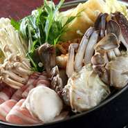 豚肉、かに、野菜がたっぷり入った鍋です。