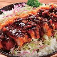 厚切りのロースカツにさっぱりタイプのソースをかけました。