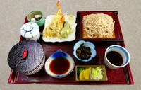 天ぷら(車海老、カニ、野菜天)、小付、茶碗蒸し、そば、ご飯、甘味