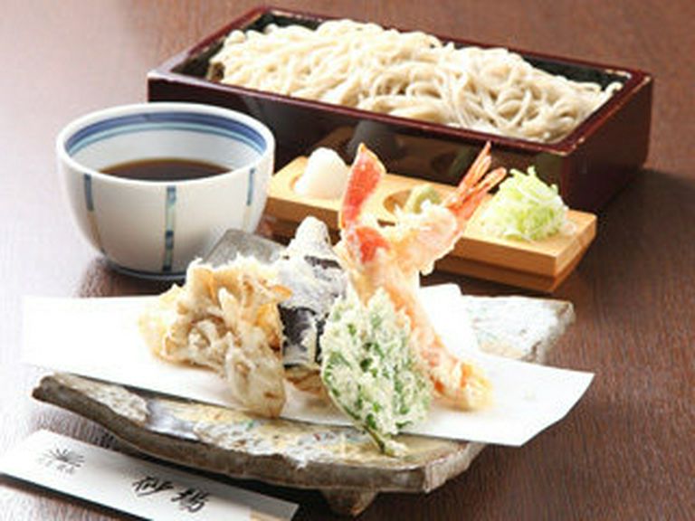 大きい車海老、カニ、野菜とボリュームある天ぷらの『天せいろ』