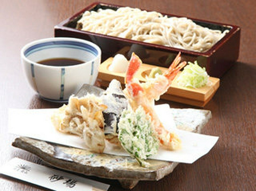 大きい車海老、カニ、野菜とボリュームある天ぷらの『天せいろ』