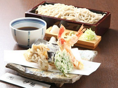 大きい車海老、カニ、野菜とボリュームある天ぷらの『天せいろ』