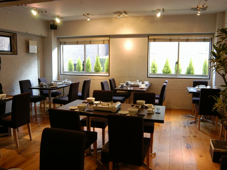 モダンで温かみのある店内