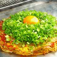 オタフクさんに専用のソースを作っていただいています。通常のソースに比べてトマトが多めで塩分控えめだから最後までおいしく食べられるソースです。 