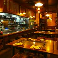 自慢のお好み焼きを熱々の鉄板でお召し上がり下さい。