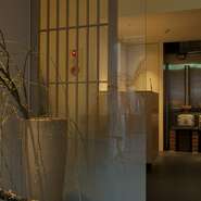 趣ある「和」の雰囲気の中にも、モダンでスタイリッシュな店内で頂く、旬の恵みをふんだんに盛り込んだ四季折々の料理の数々を是非一度ご堪能下さい。
特に羽釜で炊くご飯は絶品です。