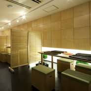 3月にオープンしたばかりで、真新しい店内です。
落ち着いた空間になるよう、内装だけではなく
接客も着物を着た店員が皆様をおもてなし致します。