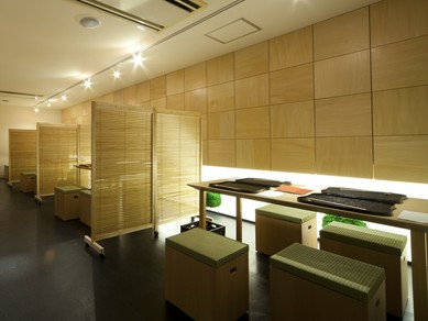 心落ち着く和のテイストのモダンな店内です