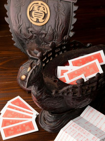 店内におみくじ。当たると評判の白瀑神社のおみくじが引けます!