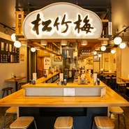 “コ”の字型のカウンターが印象的な“コの字酒場”。14席のカウンターを主体とした空間は、一人使いにも最適。悠々自適なお一人様を満喫したい日に、おあつらえ向きな一軒です。