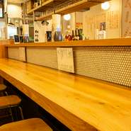 新橋駅から歩いて1分ほどと、仕事終わりにフラリと足を運びやすいお店です。上司に部下、同僚たちとお酒片手にしみじみ語り合う、憩いのひとときを過ごしてみませんか。