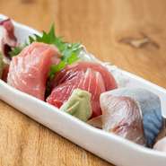 旬のメニューも多数用意。毎日豊洲から仕入れた鮮度抜群の海の幸に、本日のオススメの一品料理、飲み切りで楽しめるその時期限定のワンカップ地酒もあり。何回足を運んでも楽しいお店です。