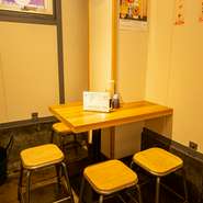 店内には4人席4卓に5人席1卓もあり、4～5人規模でのちょっとした宴会にも活躍してくれます。仕事や季節の節目に乾杯。ささやかな贅沢にもオススメな一軒です。