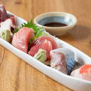 豊洲から毎日仕入れる鮮魚より、今日味わうべき五品を料理長が厳選。個性豊かな旬の恵み五品を食べ比べできる、華やかな盛り合わせです。
