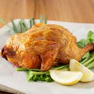 丸鶏をそのまま塩焼きにした大胆な逸品。味はもちろん、見た目のインパクトも抜群。ボリューム感もあり、リーズナブルながらも満足度の高いメニューです。
