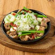 ホルモン焼きやお店名物のもつ煮込みは、芝浦直送の新鮮な「シマチョウ」を使用しています。良質なホルモンは味も食感も格別。つい次の一口が欲しくなる、ヤミツキになる旨さが自慢です。