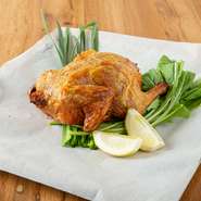 ボリューム感のある丸鶏や、豊洲直送の季節の鮮魚など、リーズナブルでありながらも素材のクオリティには妥協せず、良質なものを採用しています。