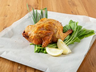 丸鶏に鮮魚、選び抜かれた良質な食材たち