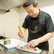 “低価格でありながらもご満足いただけるように”と、ゲストが一目見た瞬間のインパクト・華やかさも重視する松下氏。一品一品、細やかな心配りを大切にしています。