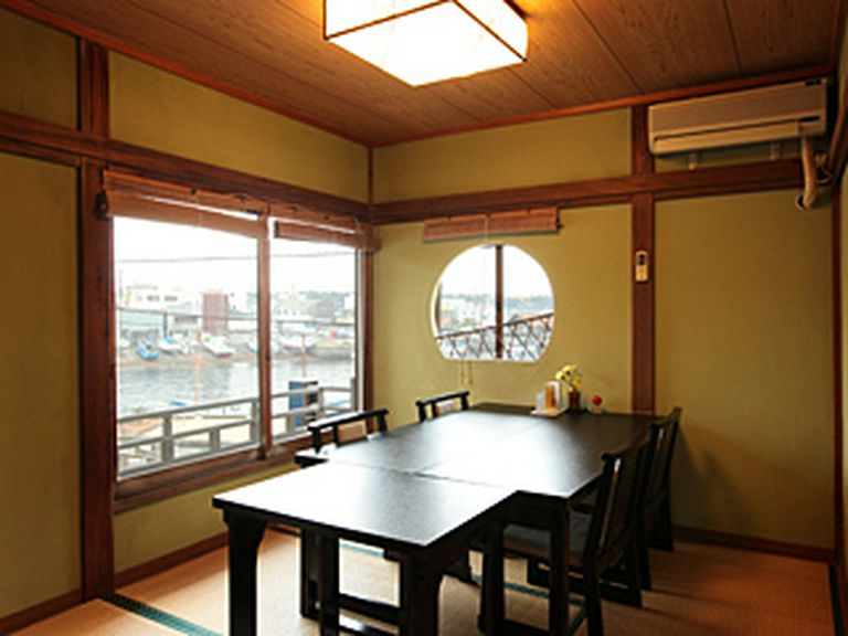 海が見えるお部屋でごゆっくりお食事をお楽しみください