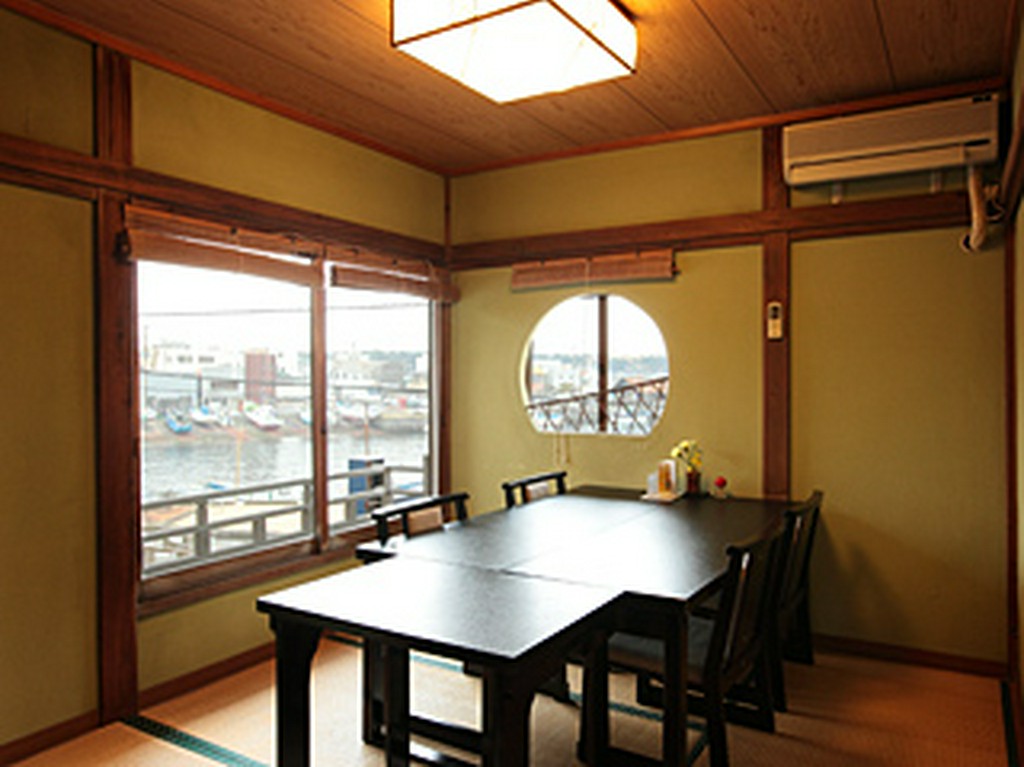 海が見えるお部屋でごゆっくりお食事をお楽しみください