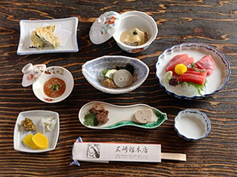 厳選されためばちまぐろの赤身の刺身をメインに、まぐろの珍しい部分を使ったコース料理。