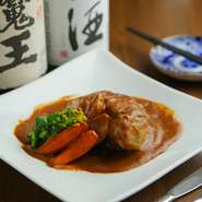 仕込みに時間をかける『豚タンのまるごと煮』