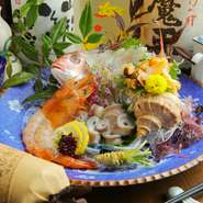 新鮮で美味しい食材を探しながら仕入れる