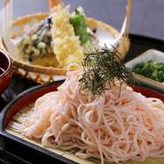 当店のお蕎麦は全品べにばな麺を使用しております。麺のゆで時間が10分程かかりますのでご了承ください。