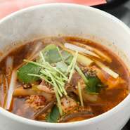 野菜、ナムル、ロース肉を具材にした醤油ベースの旨辛スープです