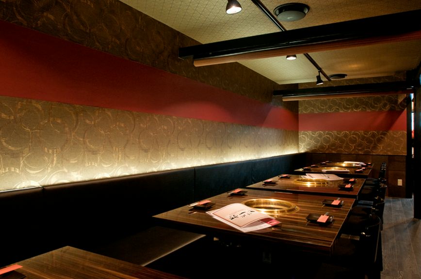 スタイリッシュな落ち着いた雰囲気の店内