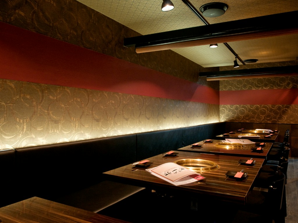 スタイリッシュな落ち着いた雰囲気の店内