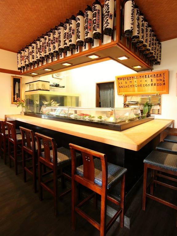気風の良さと居心地の良さで、人気のカウンター席
