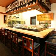 カウンター内では料理人とともに、料理人の師であり父でもある寿司職人が常に寿司を握っています。大らかで優しい人柄の職人が握る寿司をお目当てに、ひとりで訪れカウンターに座る人も多いのだそう。