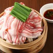 蒸されることで、三元豚のバラ肉から、しっとりとした脂が野菜の上に広がり、野菜の甘み際立つ美味しさ。