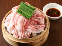 蒸されることで、三元豚のバラ肉から、しっとりとした脂が野菜の上に広がり、野菜の甘み際立つ美味しさ。