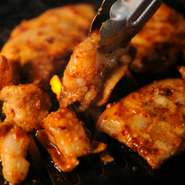 スパイスの効いた特製の辛味噌をもみ込んだお肉を鉄板で焼いて召し上がれ