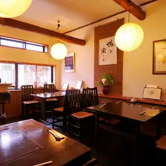 広々としたテーブル席