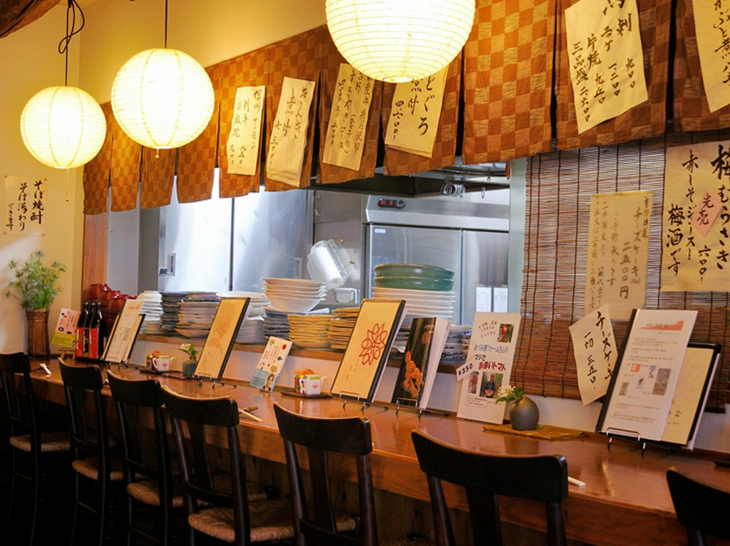 ついお酒も嗜みたくなるカウンター席