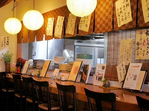 ついお酒も嗜みたくなるカウンター席